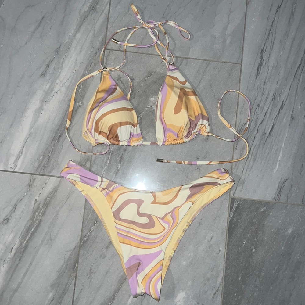 Monday swimwear bikini top size V bottoms size M never worn